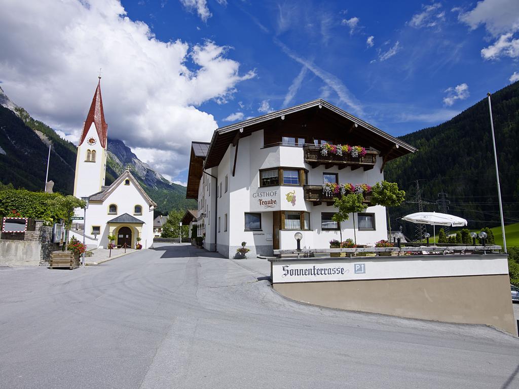 Hotel Traube เพทท์นอย อัม อาร์ลแบร์ก ภายนอก รูปภาพ