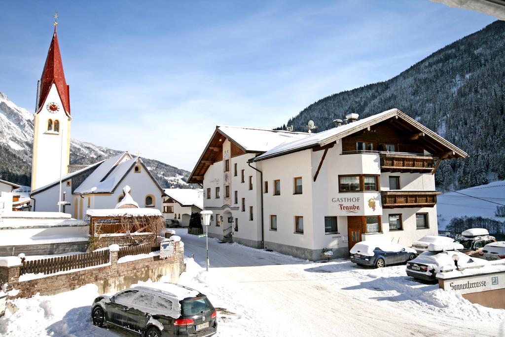Hotel Traube เพทท์นอย อัม อาร์ลแบร์ก ภายนอก รูปภาพ