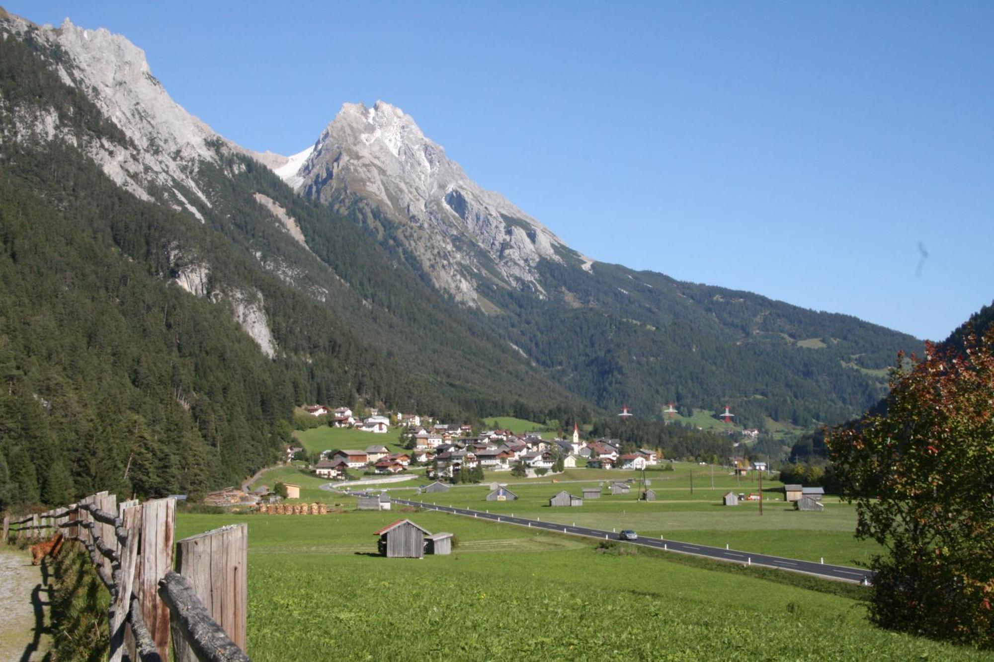 Hotel Traube เพทท์นอย อัม อาร์ลแบร์ก ภายนอก รูปภาพ