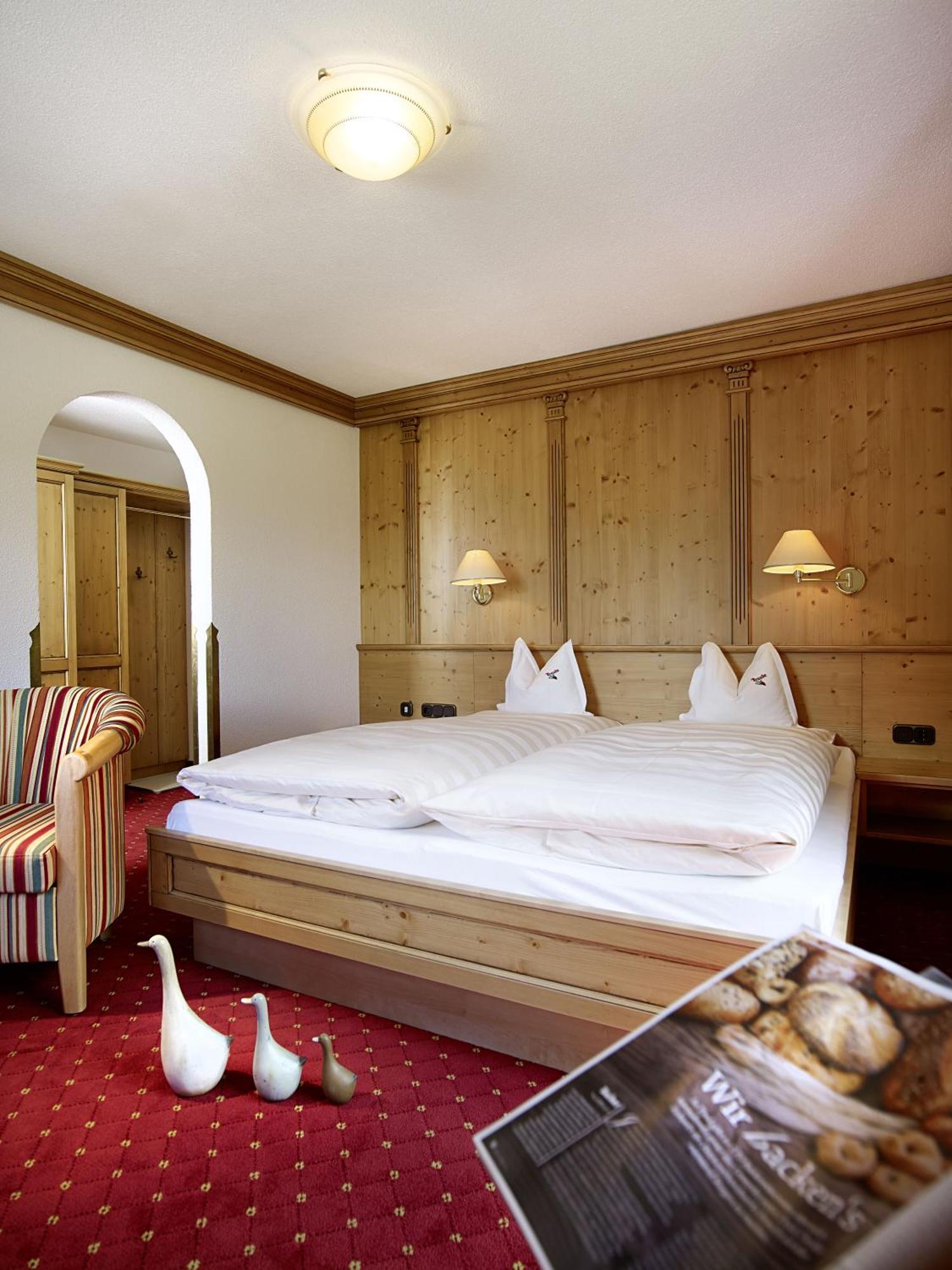 Hotel Traube เพทท์นอย อัม อาร์ลแบร์ก ภายนอก รูปภาพ
