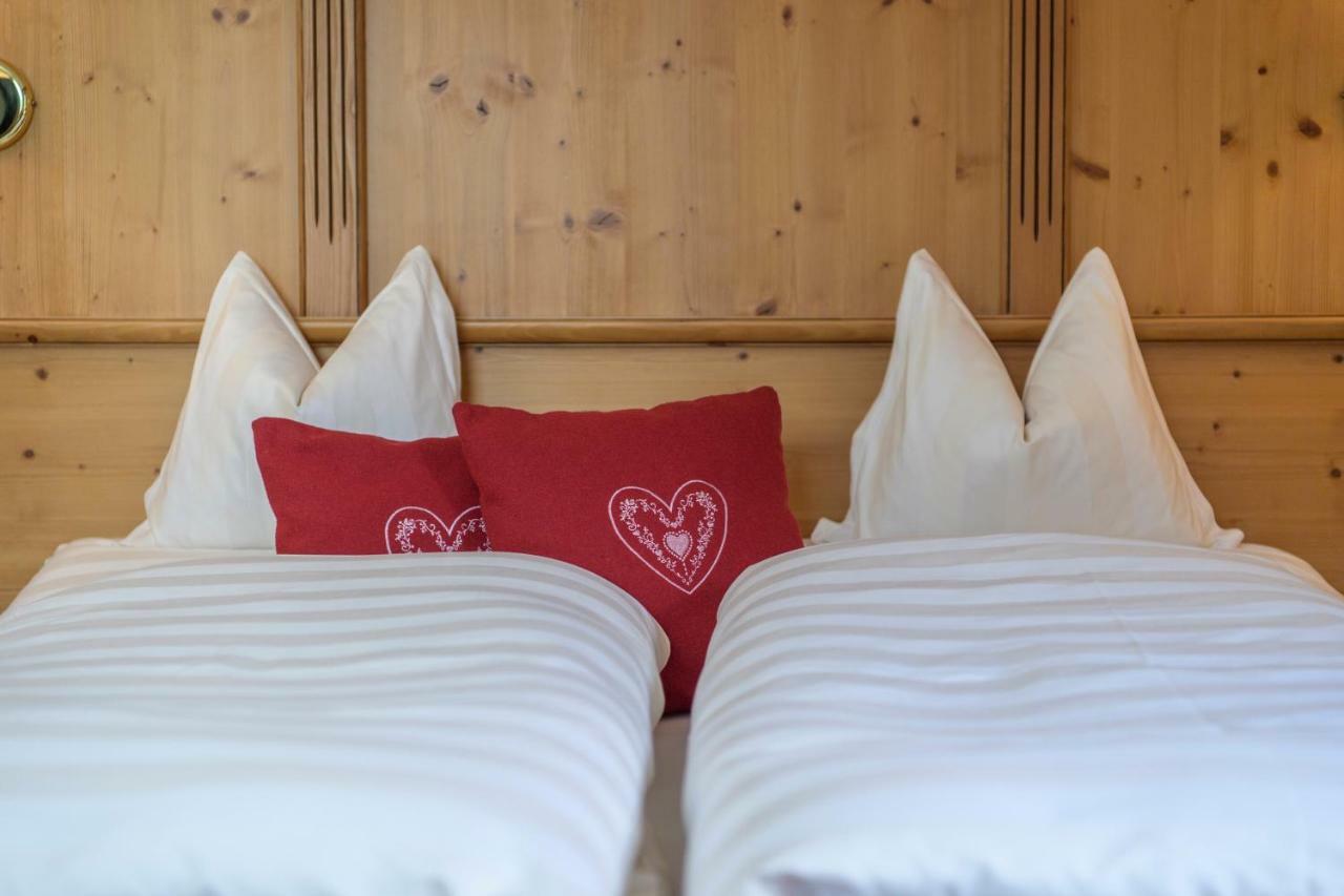 Hotel Traube เพทท์นอย อัม อาร์ลแบร์ก ภายนอก รูปภาพ