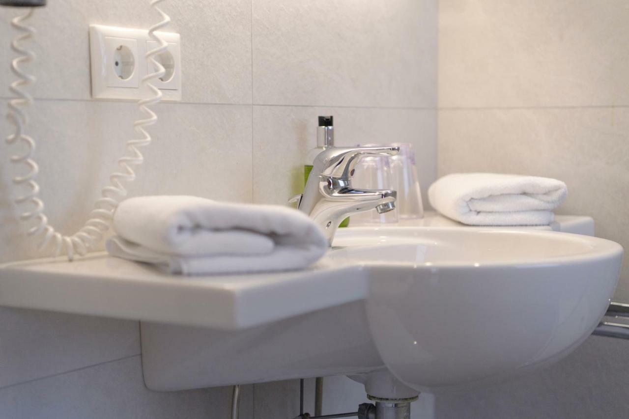 Hotel Traube เพทท์นอย อัม อาร์ลแบร์ก ภายนอก รูปภาพ